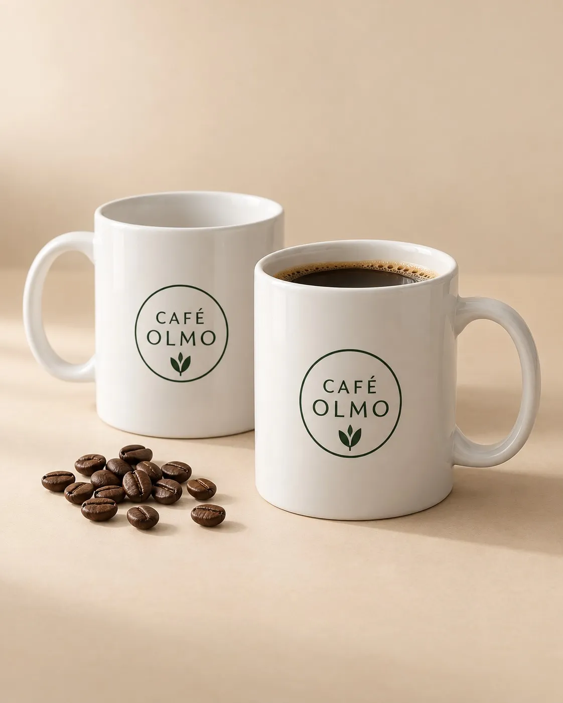 Dos tazas blancas con el logo de una cafetería ficticia, una con café, sobre fondo beige.